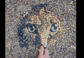 小石と砂利は無限のキャンパス！？色とりどりの小石を並べていくと・・、ステキな作品ができあがりました！！