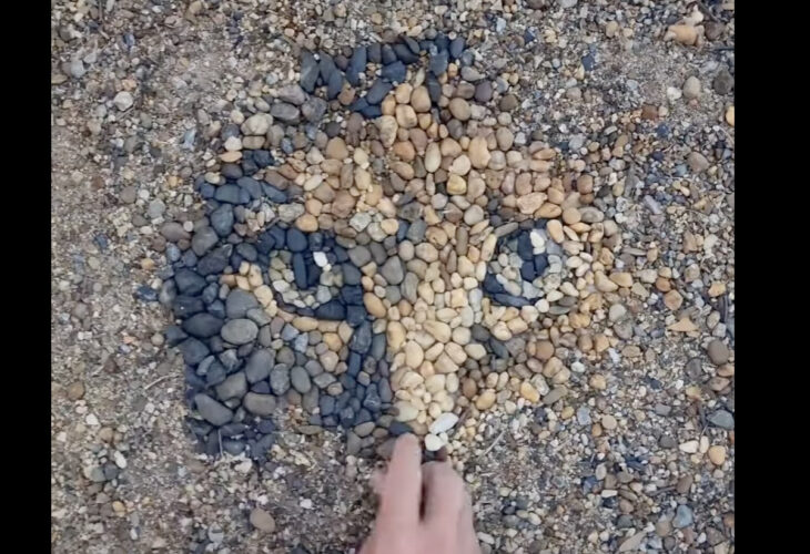 小石と砂利は無限のキャンパス！？色とりどりの小石を並べていくと・・、ステキな作品ができあがりました！！