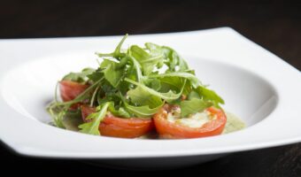 苦味にパンチのあるハーブ「ルッコラ」。葉野菜としても食されるけれど、その旬は?