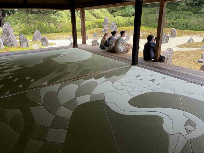 「これが同じ色だなんて信じられない」全て同じ色の畳なのに、光の反射を利用した畳の鶴がすごい！