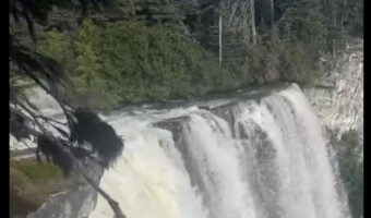 迫力満点の滝を臨む絶景！しかし、立っているその場所には動画越しでも足がすくみます・・【海外・動画】