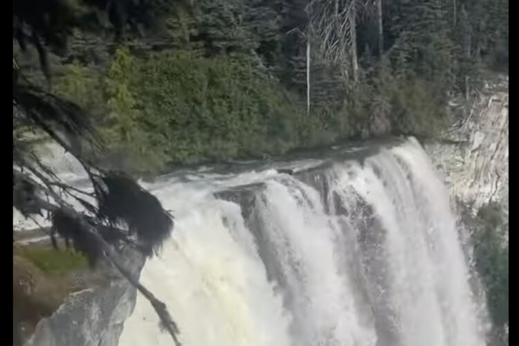 迫力満点の滝を臨む絶景！しかし、立っているその場所には動画越しでも足がすくみます・・【海外・動画】