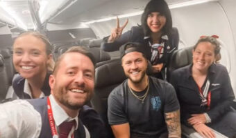 最悪のフライトを最高の経験に！18時間遅延で1人になった乗客が乗務員と友達になって楽しいフライト