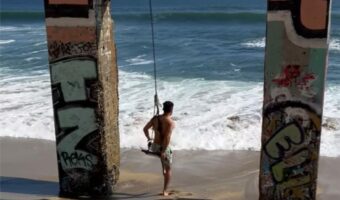 ビーチで映える動画を撮ろうとしたはずが・・、撮れたのはまさかのハプニング映像！！【アメリカ・動画】