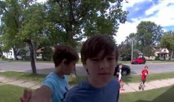 人生何周目ですか！？ピンポンダッシュをする同世代の子とは一線を画し、インターホンに向かって深いメッセージを残す少年の動画が話題に！