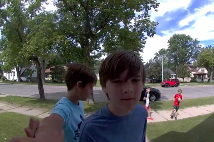 人生何周目ですか！？ピンポンダッシュをする同世代の子とは一線を画し、インターホンに向かって深いメッセージを残す少年の動画が話題に！