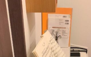 「猫が行方不明だから探してたら、ここで寝てた」とある場所で隠れんぼ！？していた猫が可愛いと反響！