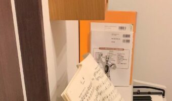 「猫が行方不明だから探してたら、ここで寝てた」とある場所で隠れんぼ!?していた猫が可愛いと反響!