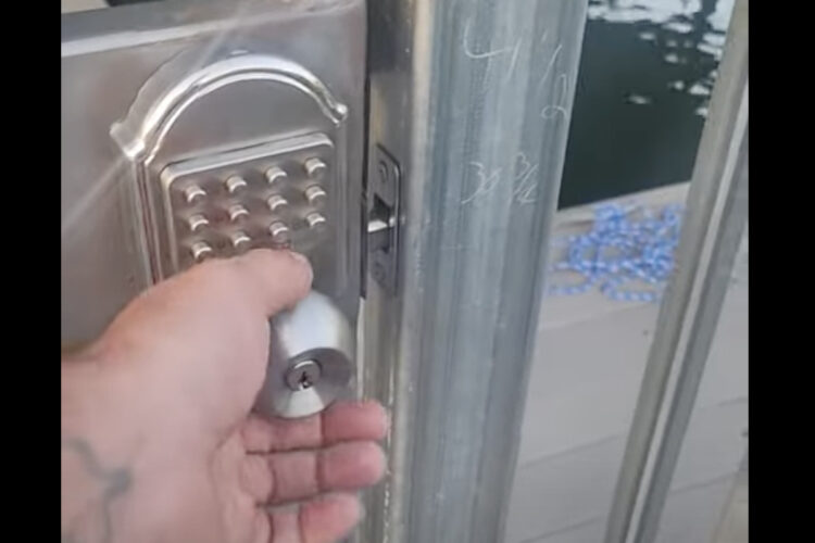 これで安全？？ボートドックに新しく門とロックが設置されたのですが・・【アメリカ・動画】
