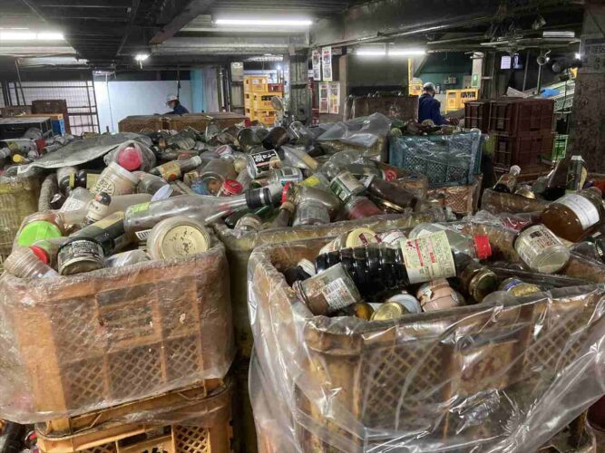 「どの資源回収もそうですが、中身入りが最も困ります」マシンガンズ滝沢さんがツイートした中身入りびんの処理の大変さに反響