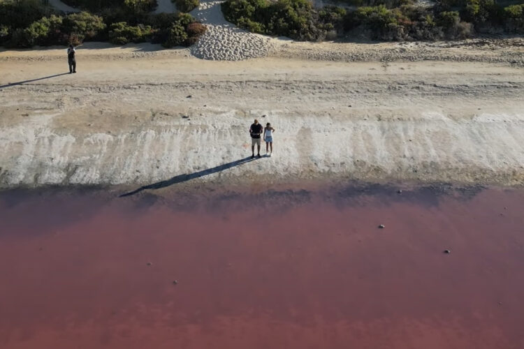 西オーストラリアにあるハットラグーンがスゴい！空撮するとその水の色はなんとピンク色！？【海外・動画】