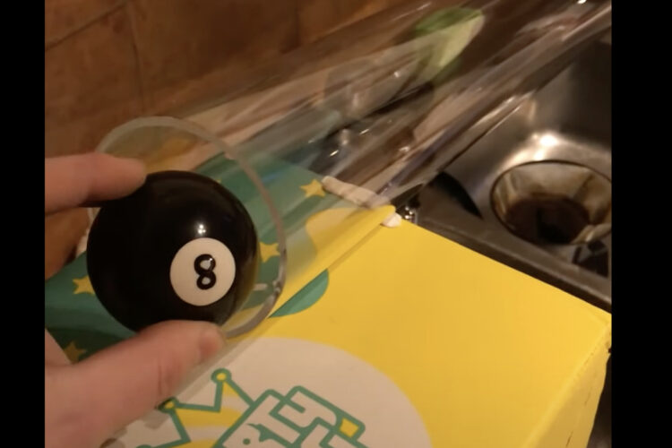 キッチンに作られたコロコロカラクリ装置。大掛かりなこの装置の目的にビックリ！！【海外・動画】