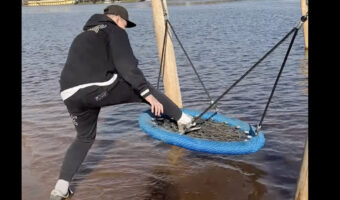 水上ブランコに乗って映え写真を撮ろうとした男性。上手に飛び乗れたと思われた次の瞬間・・!!
