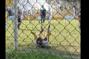 まさかのファインプレー！？踊ったり前転をしてふざけていたキーパーの男の子。そこにシュートが飛んで来ると・・！！