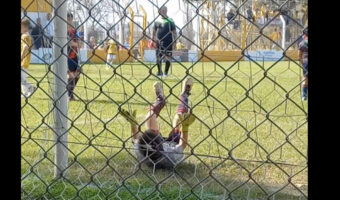 まさかのファインプレー！？踊ったり前転をしてふざけていたキーパーの男の子。そこにシュートが飛んで来ると・・！！