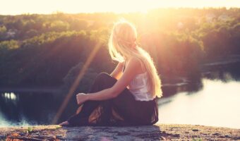 「沈む瀬あれば浮かぶ瀬あり」とはどんな意味?その成り立ちや類義語は?
