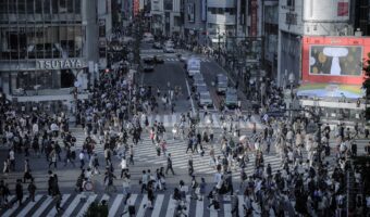 「てんやわんや」とはどんな様子をあらわす語句?その意味や由来、「てんてこ舞い」との違いを解説!!