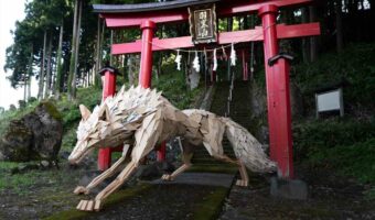木の廃材で制作した『山犬』。神社の鳥居の前に佇む姿が、守り神のようだと話題に!「神秘的でかっこいい」