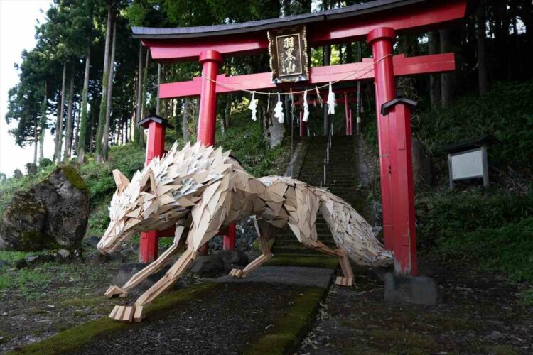 木の廃材で制作した『山犬』。神社の鳥居の前に佇む姿が、守り神のようだと話題に！「神秘的でかっこいい」