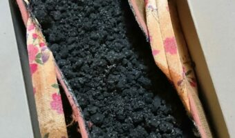大昔のサンダル草履が加水分解で『大変なこと』になっていた!草履の間にあるこの黒い物体はいったい何!?