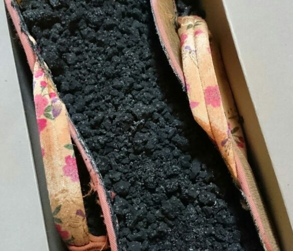 大昔のサンダル草履が加水分解で『大変なこと』になっていた！草履の間にあるこの黒い物体はいったい何！？
