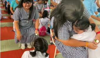 タイのシングルファーザーが養女のために母の日にドレスで登場し話題に