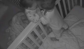 お腹の中からずーっと一緒だった双子の赤ちゃんが初めて1日離れ離れに過ごして再会したらどーなっちゃうの?