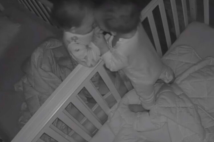 お腹の中からずーっと一緒だった双子の赤ちゃんが初めて1日離れ離れに過ごして再会したらどーなっちゃうの？