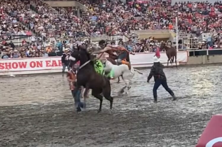 ワイルドかつ迫力満点な乗馬！ロデオイベントで騎手が見せた立ち上がる馬への乗りこなしがスゴい！！【海外・動画】