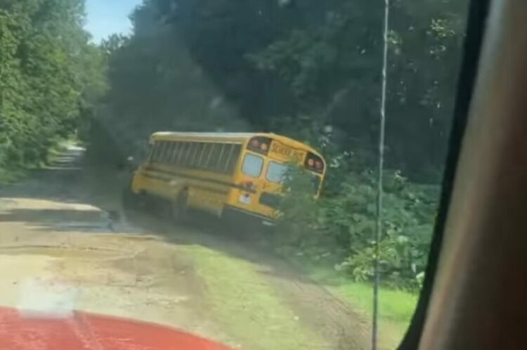 これは大変！！スクールバスが脱輪している！？様子を窺いながら真横を通過しかかったその時・・・