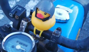 サプライズでバイクに可愛いアヒルが！「自分でもびっくりするくらいうれしかった」という同僚とのやりとりとは？