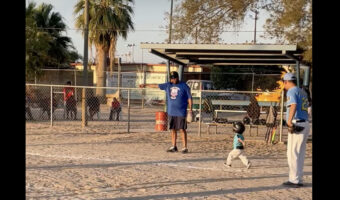 優しい世界。キッズ野球でヒットを打った子が出塁中に転んでしまいましたが・・、頑張ったのでセーフ！！【海外・動画】