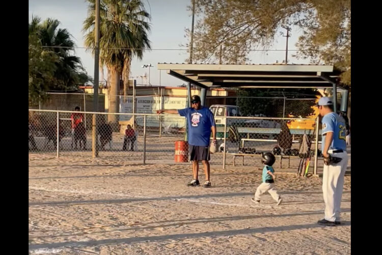優しい世界。キッズ野球でヒットを打った子が出塁中に転んでしまいましたが・・、頑張ったのでセーフ！！【海外・動画】