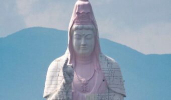 修復工事中の『仙台大観音』の一部がピンクに塗られていた・・・今だけの貴重な“ピンク色の観音さま”が話題に!