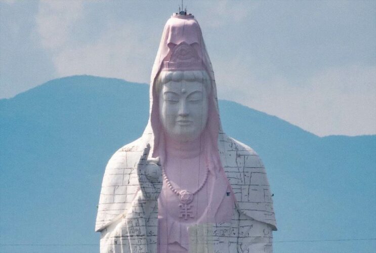 修復工事中の『仙台大観音』の一部がピンクに塗られていた・・・今だけの貴重な“ピンク色の観音さま”が話題に！