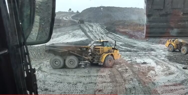 超絶テクニック！４０トンのモンスターダンプで作業中に完璧なドリフトを決める動画！