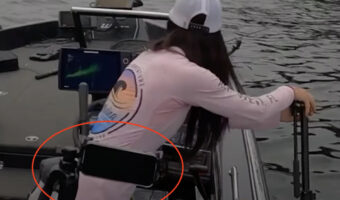 慌てて湖に飛び込む女性。撮影用の三脚がスマホごと倒れて船から落ちてしまったのです!!【アメリカ・動画】