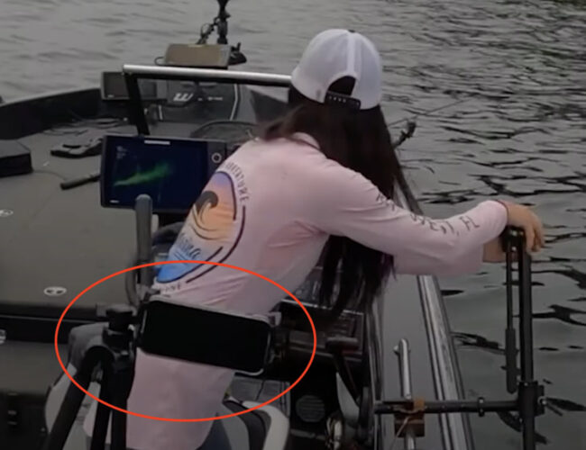 慌てて湖に飛び込む女性。撮影用の三脚がスマホごと倒れて船から落ちてしまったのです！！【アメリカ・動画】