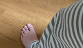 小さなおててでキュッとつかまれたら離れられない・・・飼い主さんの足をつかむゴールデンハムスターのまめ太くんが可愛すぎる!