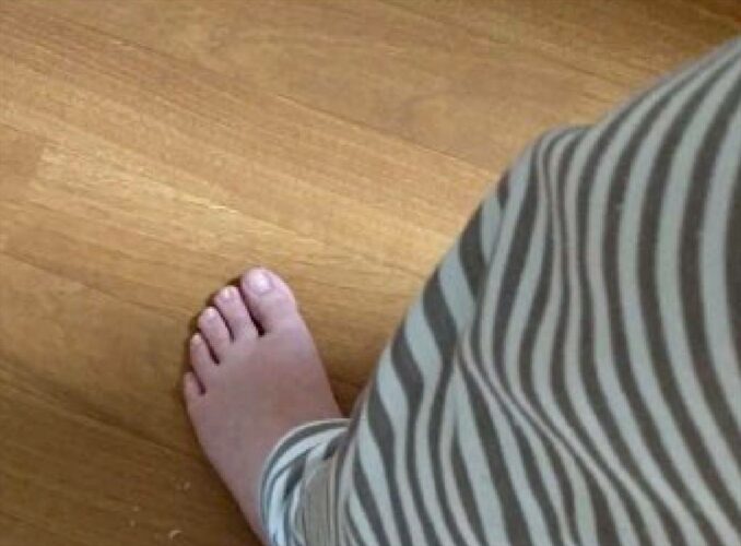 小さなおててでキュッとつかまれたら離れられない・・・飼い主さんの足をつかむゴールデンハムスターのまめ太くんが可愛すぎる！