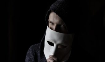 「人を呪わば穴二つ」とはどんな意味？「穴二つ」があらわすものにゾクっとする！！