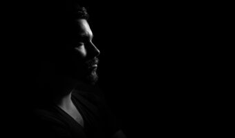 「一寸先は闇」とはどんな意味？その類義語は？