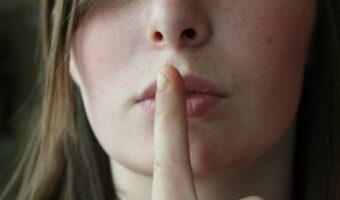 「壁に耳あり障子に目あり」とはどんな意味？どんな状況で用いる言葉？その類義語は？