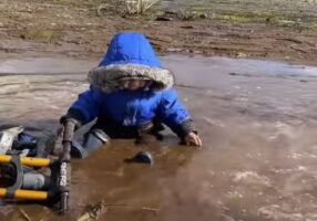 泥遊びが楽しい男の子。勢いあまって尻もちをついても・・手でパシャパシャする面白さに気が付きました！！