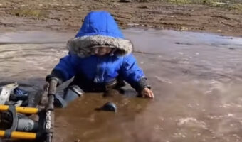 泥遊びが楽しい男の子。勢いあまって尻もちをついても・・手でパシャパシャする面白さに気が付きました！！