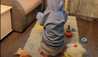 子供部屋で遊ぶ子供？なんだかその背中に違和感があるぞ？振り向いたその正体にビックリ！