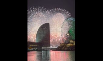 横浜市・みなとみらいで開催された花火のラスト30秒を撮影した動画が美しすぎる!「背景の夜景も素敵で一段と映えますね」