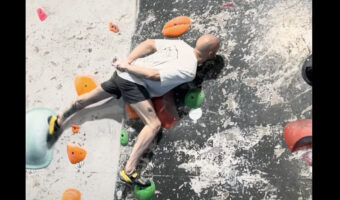 スゴすぎる!手を使わずにクライミングしてみせる男性!!