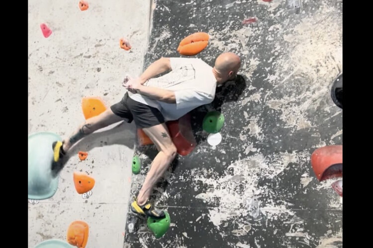 スゴすぎる！手を使わずにクライミングしてみせる男性！！