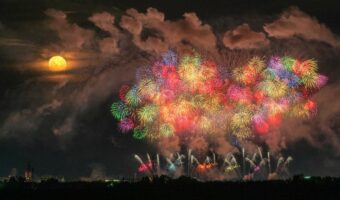 日本屈指の『長岡花火』と満月をおさめた一枚の写真が話題に!「鳥肌が立ちました」「幻想的で素敵すぎます」